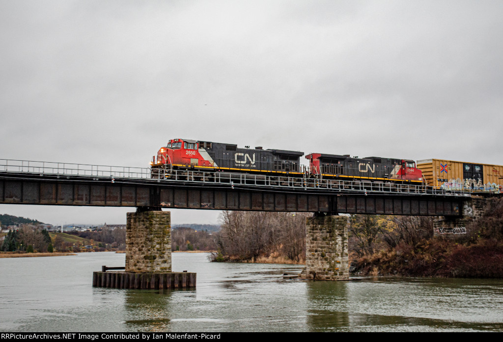 CN 2650 leads 402 on Rimouski river